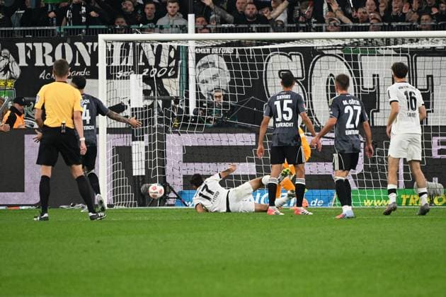 27.09.2025, xjhx, Fussball 1.Bundesliga, Borussia Moenchengladbach - Eintracht Frankfurt v.l. Jens Castrop (Borussia Mönchengladbach) Torschuetze, erzielt das Tor, Treffer, scores the goal 1:6 Kaua Santos (Eintracht Frankfurt) (KORREKTUR) (DFL DFB REGULATIONS PROHIBIT ANY USE OF PHOTOGRAPHS as IMAGE SEQUENCES and or QUASI-VIDEO) Moenchengladbach
