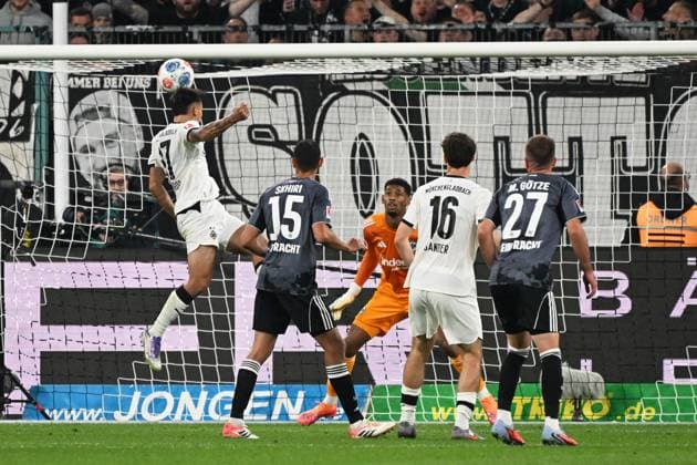 27.09.2025, xjhx, Fussball 1.Bundesliga, Borussia Moenchengladbach - Eintracht Frankfurt v.l. Jens Castrop (Borussia Mönchengladbach) Torschuetze, erzielt das Tor, Treffer, scores the goal 1:6 Kaua Santos (Eintracht Frankfurt) (KORREKTUR) (DFL DFB REGULATIONS PROHIBIT ANY USE OF PHOTOGRAPHS as IMAGE SEQUENCES and or QUASI-VIDEO) Moenchengladbach