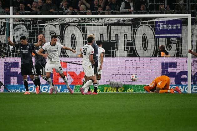 27.09.2025, xjhx, Fussball 1.Bundesliga, Borussia Moenchengladbach - Eintracht Frankfurt v.l. Haris Tabakovic (Borussia Mönchengladbach) Torschuetze, erzielt das Tor, Treffer, scores the goal 2:6 Kaua Santos (Eintracht Frankfurt) (KORREKTUR) (DFL DFB REGULATIONS PROHIBIT ANY USE OF PHOTOGRAPHS as IMAGE SEQUENCES and or QUASI-VIDEO) Moenchengladbach