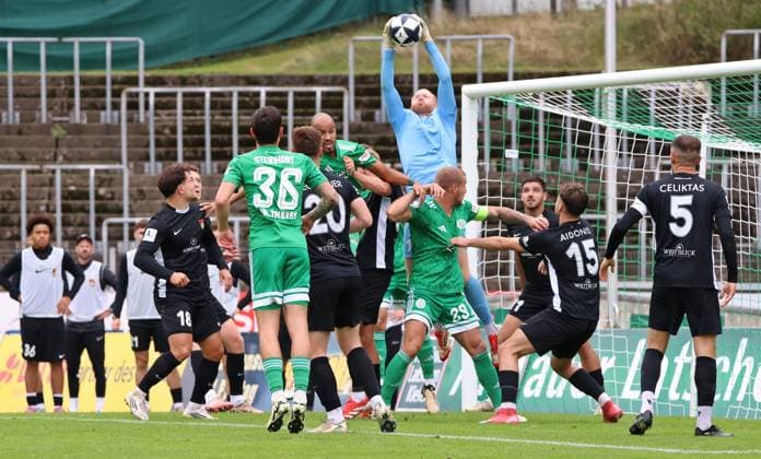 27.09.2025, Fussball, Herren, Regionalliga Südwest, Saison 2025 2026, FC 08 Homburg - SG Sonnenhof Großaspach, Maximilian Reule (SG Sonnenhof Großaspach) fängt die Kugel vor Steffen Nkansah (FC 08 Homburg) ab Homburg Waldstadion Saarland Deutschland (DE) Copyright: xFabianxKleerx