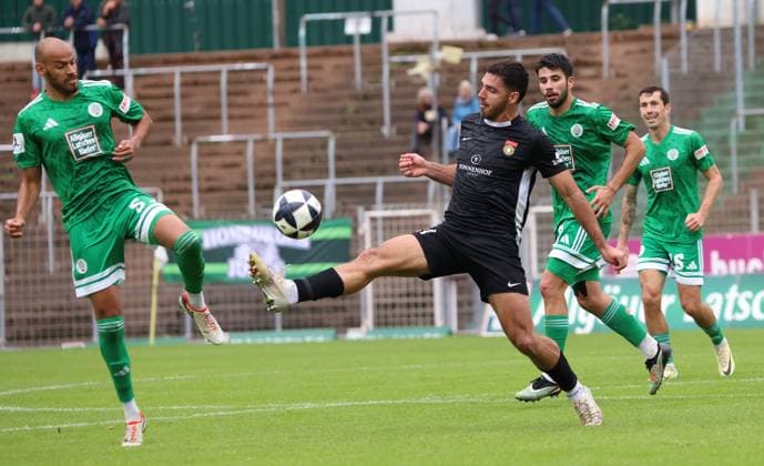27.09.2025, Fussball, Herren, Regionalliga Südwest, Saison 2025 2026, FC 08 Homburg - SG Sonnenhof Großaspach, Steffen Nkansah (FC 08 Homburg) Michael Kleinschrodt (SG Sonnenhof Großaspach) Homburg Waldstadion Saarland Deutschland (DE) Copyright: xFabianxKleerx