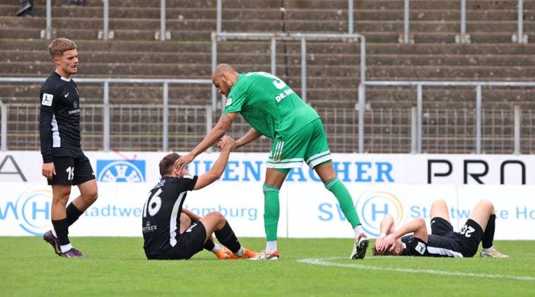 27.09.2025, Fussball, Herren, Regionalliga Südwest, Saison 2025 2026, FC 08 Homburg - SG Sonnenhof Großaspach, Mike Huras (SG Sonnenhof Großaspach), Marius Kunde (SG Sonnenhof Großaspach), Steffen Nkansah (FC 08 Homburg) und Leon Maier (SG Sonnenhof Großaspach) Homburg Waldstadion Saarland Deutschland (DE) Copyright: xFabianxKleerx