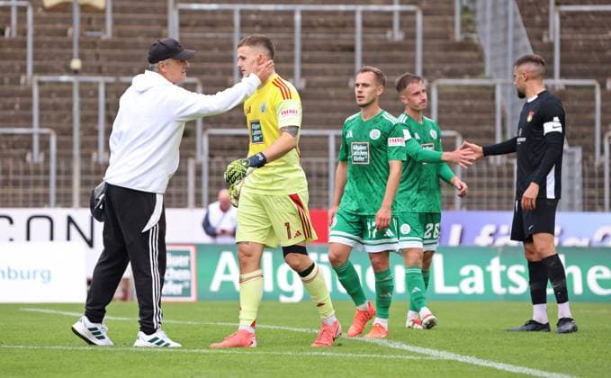 27.09.2025, Fussball, Herren, Regionalliga Südwest, Saison 2025 2026, FC 08 Homburg - SG Sonnenhof Großaspach, Trainer Roland Seitz (FC 08 Homburg) und Michael Gelt (FC 08 Homburg) geben sich nach dem Spiel die Hand Homburg Waldstadion Saarland Deutschland (DE) Copyright: xFabianxKleerx