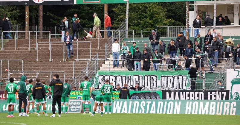 27.09.2025, Fussball, Herren, Regionalliga Südwest, Saison 2025 2026, FC 08 Homburg - SG Sonnenhof Großaspach, Die Mannschaft des FC Homburg stellt sich nach dem Spiel den Fans Homburg Waldstadion Saarland Deutschland (DE) Copyright: xFabianxKleerx
