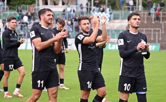 27.09.2025, Fussball, Herren, Regionalliga Südwest, Saison 2025 2026, FC 08 Homburg - SG Sonnenhof Großaspach, Michael Kleinschrodt (SG Sonnenhof Großaspach), Marius Kunde (SG Sonnenhof Großaspach) und Mert Tasdelen (SG Sonnenhof Großaspach) bedanken sich bei den mitgereisten Fans für die Unterstützung Homburg Waldstadion Saarland Deutschland (DE) Copyright: xFabianxKleerx
