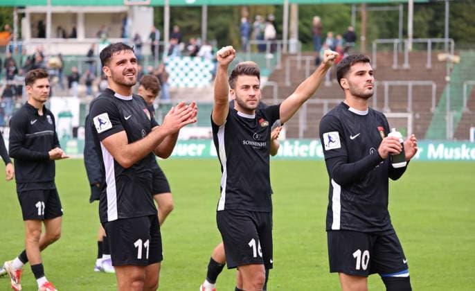 27.09.2025, Fussball, Herren, Regionalliga Südwest, Saison 2025 2026, FC 08 Homburg - SG Sonnenhof Großaspach, Michael Kleinschrodt (SG Sonnenhof Großaspach), Marius Kunde (SG Sonnenhof Großaspach) und Mert Tasdelen (SG Sonnenhof Großaspach) bedanken sich bei den mitgereisten Fans für die Unterstützung Homburg Waldstadion Saarland Deutschland (DE) Copyright: xFabianxKleerx