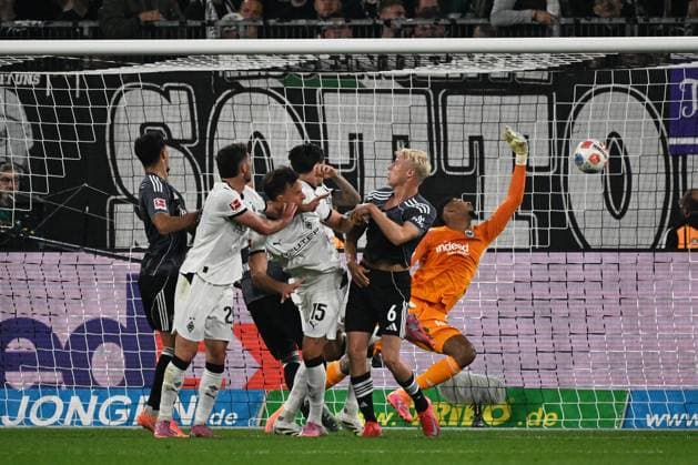 27.09.2025, xjhx, Fussball 1.Bundesliga, Borussia Moenchengladbach - Eintracht Frankfurt v.l. Haris Tabakovic (Borussia Mönchengladbach) Torschuetze, erzielt das Tor, Treffer, scores the goal 2:6 Kaua Santos (Eintracht Frankfurt) (KORREKTUR) (DFL DFB REGULATIONS PROHIBIT ANY USE OF PHOTOGRAPHS as IMAGE SEQUENCES and or QUASI-VIDEO) Moenchengladbach