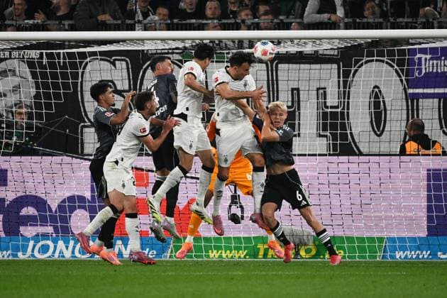 27.09.2025, xjhx, Fussball 1.Bundesliga, Borussia Moenchengladbach - Eintracht Frankfurt v.l. Haris Tabakovic (Borussia Mönchengladbach) Torschuetze, erzielt das Tor, Treffer, scores the goal 2:6 Kaua Santos (Eintracht Frankfurt) (KORREKTUR) (DFL DFB REGULATIONS PROHIBIT ANY USE OF PHOTOGRAPHS as IMAGE SEQUENCES and or QUASI-VIDEO) Moenchengladbach