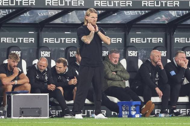 1. Bundesliga - Borussia Mönchengladbach - Eintracht Frankfurt am 27.09.2025 im Borussia-Park in Mönchengladbach Trainer Eugen Polanski (Gladbach) unzufrieden, enttäuscht, enttaeuscht, niedergeschlagen
