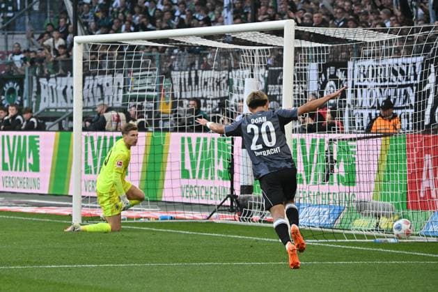 27.09.2025, xsyx, Fussball 1.Bundesliga, Borussia Moenchengladbach - Eintracht Frankfurt v.l. Jubel nach dem Tor zum 0:5 bei Can Uzun (Eintracht Frankfurt). Moritz Nicolas (Borussia Mönchengladbach) Enttäuscht, traurig, frustriert (DFL DFB REGULATIONS PROHIBIT ANY USE OF PHOTOGRAPHS as IMAGE SEQUENCES and or QUASI-VIDEO) Moenchengladbach