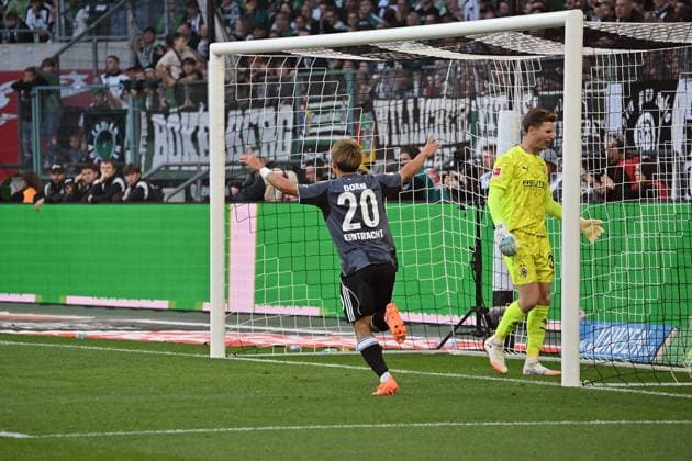 27.09.2025, xsyx, Fussball 1.Bundesliga, Borussia Moenchengladbach - Eintracht Frankfurt v.l. Jubel nach dem Tor zum 0:5 bei Can Uzun (Eintracht Frankfurt). Moritz Nicolas (Borussia Mönchengladbach) Enttäuscht, traurig, frustriert (DFL DFB REGULATIONS PROHIBIT ANY USE OF PHOTOGRAPHS as IMAGE SEQUENCES and or QUASI-VIDEO) Moenchengladbach