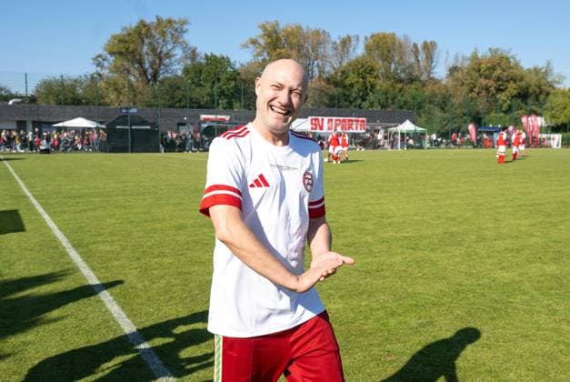 Fußball, Herren, Saison 2025 2026, NOFV Oberliga Nord, SV Sparta Lichtenberg, Feier zur Namensgebung, Sportanlage Fischerstraße wird zum Paul-Kalkbrenner-Sportfeld, im Bild: Paul Kalkbrenner (Namensgeber des Paul-Kalkbrenner-Sportfeldes), 27.09. 2025, Copyright: xMatthiasxKochx