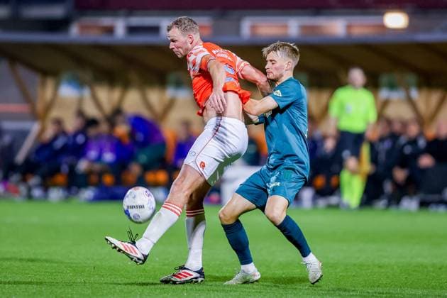 VOLENDAM, 27-09-2025 , KRAS Stadium , season 2025 2026 , Dutch eredivisie football, match between Volendam and PEC Zwolle , picture shows FC Volendam player Henk Veerman vs PEC Zwolle player Simon Graves Volendam - PEC  x31227316x Copyright: