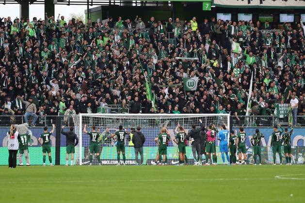 VfL vs. Leipzig, 1. BL Wolfsburg, 27.09.2025, FUßBALL - VfL Wolfsburg vs. RB Leipzig, 1. BL, Saison 2025 26. Die Mannschaft des VfL Wolfsburg bedankt sich nach Spielende bei den Fans. Wolfsburg