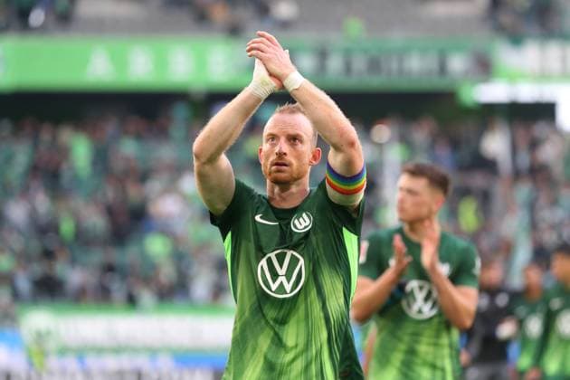 VfL vs. Leipzig, 1. BL Wolfsburg, 27.09.2025, FUßBALL - VfL Wolfsburg vs. RB Leipzig, 1. BL, Saison 2025 26. Maximilian Arnold (VfL Wolfsburg) bedankt sich bei den Fans. Wolfsburg
