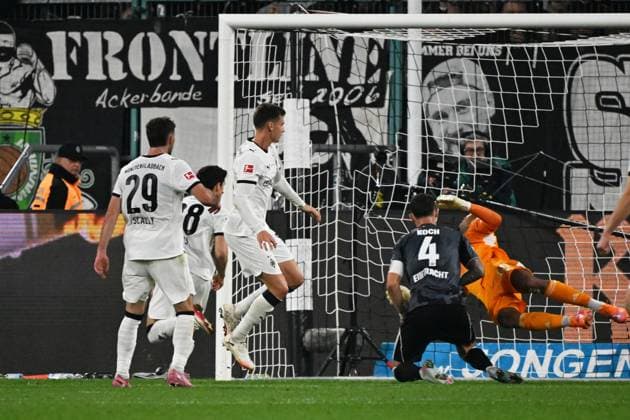 27.09.2025, xjhx, Fussball 1.Bundesliga, Borussia Moenchengladbach - Eintracht Frankfurt v.l. Yannik Engelhardt (Borussia Mönchengladbach) Torschuetze, erzielt das Tor, Treffer, scores the goal 3:6 Kaua Santos (Eintracht Frankfurt) (DFL DFB REGULATIONS PROHIBIT ANY USE OF PHOTOGRAPHS as IMAGE SEQUENCES and or QUASI-VIDEO) Moenchengladbach