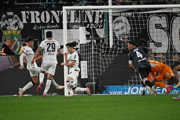27.09.2025, xjhx, Fussball 1.Bundesliga, Borussia Moenchengladbach - Eintracht Frankfurt v.l. Yannik Engelhardt (Borussia Mönchengladbach) Torschuetze, erzielt das Tor, Treffer, scores the goal 3:6 Kaua Santos (Eintracht Frankfurt) (DFL DFB REGULATIONS PROHIBIT ANY USE OF PHOTOGRAPHS as IMAGE SEQUENCES and or QUASI-VIDEO) Moenchengladbach