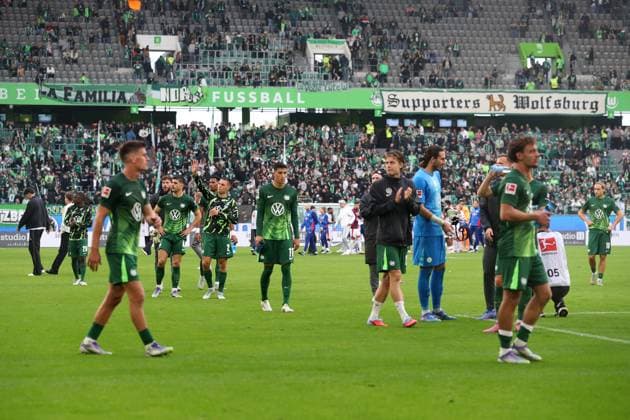 VfL vs. Leipzig, 1. BL Wolfsburg, 27.09.2025, FUßBALL - VfL Wolfsburg vs. RB Leipzig, 1. BL, Saison 2025 26. Die Mannschaft des VfL Wolfsburg bedankt sich nach Spielende bei den Fans. Wolfsburg