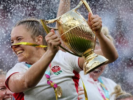 Sport Bilder des Tages 2025 Women s Rugby World Cup Final, Twickenham, London, England 27 9 2025 Canada vs England England s Zoe Aldcroft celebrates with the women™s rugby world cup trophy Zoe Aldcroft celebrates with the women™s rugby world cup trophy 27 9 2025  Copyright: x INPHO BillyxSticklandx 0S2A6487