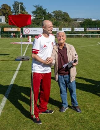 Fußball, Herren, Saison 2025 2026, NOFV Oberliga Nord, SV Sparta Lichtenberg, Feier zur Namensgebung, Sportanlage Fischerstraße wird zum Paul-Kalkbrenner-Sportfeld, v. l. Paul Kalkbrenner (Namensgeber des Paul-Kalkbrenner-Sportfeldes), Präsident Werner Natalis (SV Sparta Lichtenberg), 27.09. 2025, Copyright: xMatthiasxKochx