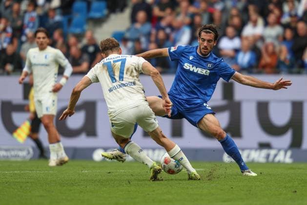 Alexander Nollenberger (1. FC Magdeburg, 17) im Zweikampf mit Roko Simic (Karlsruher SC, 09), GER, Karlsruher SC vs. 1. FC Magdeburg, 2. Bundesliga, 7. Spieltag, 2025 2026, 27.09.2025, DFL REGULATIONS PROHIBIT ANY USE OF PHOTOGRAPHS AS IMAGE SEQUENCES AND OR QUASI-VIDEO, GER, Karlsruher SC vs. 1. FC Magdeburg, 2. Bundesliga, 7. Spieltag, 2025 2026, 27.09.2025 Karlsruhe