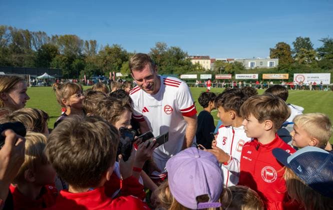 Fußball, Herren, Saison 2025 2026, NOFV Oberliga Nord, SV Sparta Lichtenberg, Feier zur Namensgebung, Sportanlage Fischerstraße wird zum Paul-Kalkbrenner-Sportfeld, Per Mertesacker in der Pause des Einlagespiels, 27.09. 2025, Copyright: xMatthiasxKochx