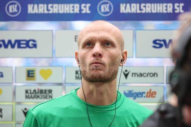 Angefressen beim Interview nach dem Spiel Dominik Reimann (1. FC Magdeburg, 01, Torwart), GER, Karlsruher SC vs. 1. FC Magdeburg, 2. Bundesliga, 7. Spieltag, 2025 2026, 27.09.2025, DFL REGULATIONS PROHIBIT ANY USE OF PHOTOGRAPHS AS IMAGE SEQUENCES AND OR QUASI-VIDEO, GER, Karlsruher SC vs. 1. FC Magdeburg, 2. Bundesliga, 7. Spieltag, 2025 2026, 27.09.2025 Karlsruhe