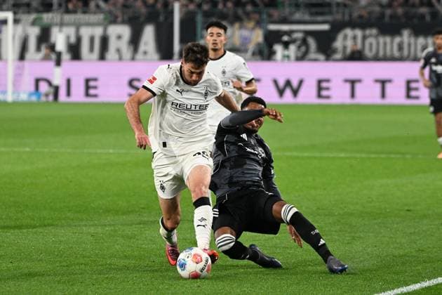 27.09.2025, xjhx, Fussball 1.Bundesliga, Borussia Moenchengladbach - Eintracht Frankfurt v.l. Joe Scally (Borussia Mönchengladbach) Ansgar Knauff (Eintracht Frankfurt) Zweikampf, Aktion, action, battle for the ball (DFL DFB REGULATIONS PROHIBIT ANY USE OF PHOTOGRAPHS as IMAGE SEQUENCES and or QUASI-VIDEO) Moenchengladbach