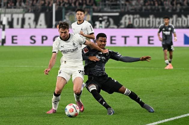27.09.2025, xjhx, Fussball 1.Bundesliga, Borussia Moenchengladbach - Eintracht Frankfurt v.l. Joe Scally (Borussia Mönchengladbach) Ansgar Knauff (Eintracht Frankfurt) Zweikampf, Aktion, action, battle for the ball (DFL DFB REGULATIONS PROHIBIT ANY USE OF PHOTOGRAPHS as IMAGE SEQUENCES and or QUASI-VIDEO) Moenchengladbach