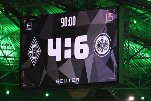 1. Bundesliga - Borussia Mönchengladbach - Eintracht Frankfurt am 27.09.2025 im Borussia-Park in Mönchengladbach Anzeigetafel Videoleinwand mit dem Endstand 4 zu 6