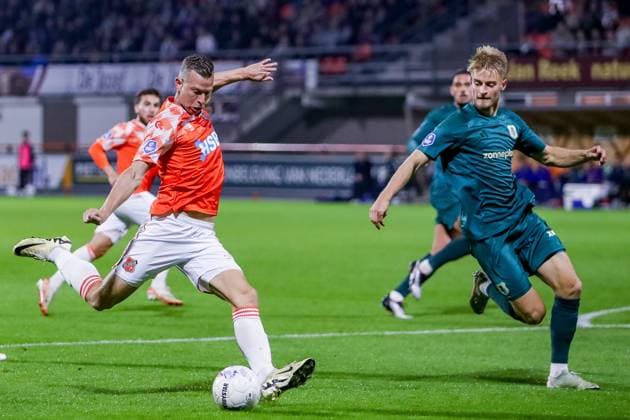 VOLENDAM, 27-09-2025 , KRAS Stadium , season 2025 2026 , Dutch eredivisie football, match between Volendam and PEC Zwolle , picture shows FC Volendam player Robert Muhren vs PEC Zwolle player Simon Graves Volendam - PEC  x31227516x Copyright: