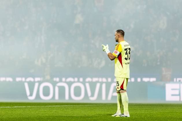 2. Fußball Bundesliga: VfL Bochum - Fortuna Düsseldorf; Vonovia-Ruhrstadion, Bochum; 27.09.2025 Spieler stehen im Nebel, Pyrotechnik, Fans von Fortuna Düsseldorf. Florian KAstenmeier (Fortuna Düsseldorf, 33) 2. Fußball Bundesliga: VfL Bochum - Fortuna Düsseldorf; Vonovia-Ruhrstadion, Bochum; 27.09.2025 DFL regulations prohibit any use of photographs as image sequences and or quasi video.