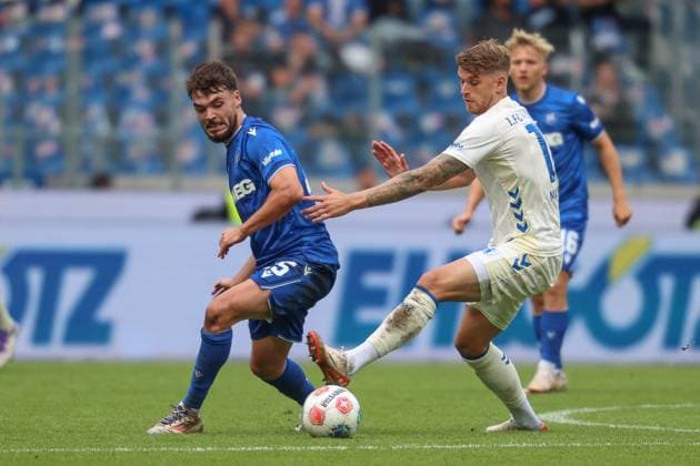 Marcus Mathisen (1. FC Magdeburg, 16) im Zweikampf gegen Lilian Egloff (Karlsruher SC, 25), GER, Karlsruher SC vs. 1. FC Magdeburg, 2. Bundesliga, 7. Spieltag, 2025 2026, 27.09.2025, DFL REGULATIONS PROHIBIT ANY USE OF PHOTOGRAPHS AS IMAGE SEQUENCES AND OR QUASI-VIDEO, GER, Karlsruher SC vs. 1. FC Magdeburg, 2. Bundesliga, 7. Spieltag, 2025 2026, 27.09.2025 Karlsruhe