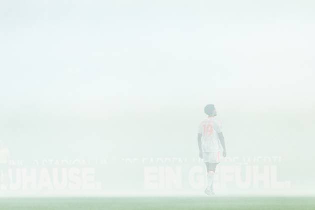 2. Fußball Bundesliga: VfL Bochum - Fortuna Düsseldorf; Vonovia-Ruhrstadion, Bochum; 27.09.2025 Spieler stehen im Nebel, Pyrotechnik, Fans von Fortuna Düsseldorf. Emmanuel Lyoha (Fortuna Düsseldorf, 19) 2. Fußball Bundesliga: VfL Bochum - Fortuna Düsseldorf; Vonovia-Ruhrstadion, Bochum; 27.09.2025 DFL regulations prohibit any use of photographs as image sequences and or quasi video.