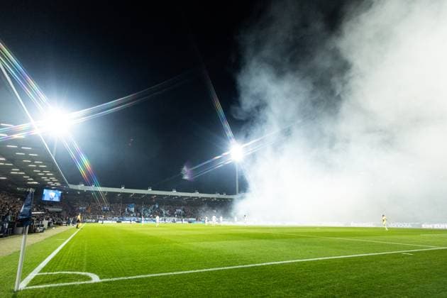 2. Fußball Bundesliga: VfL Bochum - Fortuna Düsseldorf; Vonovia-Ruhrstadion, Bochum; 27.09.2025 Spieler stehen im Nebel, Pyrotechnik, Fans von Fortuna Düsseldorf. 2. Fußball Bundesliga: VfL Bochum - Fortuna Düsseldorf; Vonovia-Ruhrstadion, Bochum; 27.09.2025 DFL regulations prohibit any use of photographs as image sequences and or quasi video.