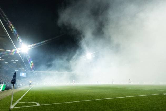 2. Fußball Bundesliga: VfL Bochum - Fortuna Düsseldorf; Vonovia-Ruhrstadion, Bochum; 27.09.2025 Spieler stehen im Nebel, Pyrotechnik, Fans von Fortuna Düsseldorf. 2. Fußball Bundesliga: VfL Bochum - Fortuna Düsseldorf; Vonovia-Ruhrstadion, Bochum; 27.09.2025 DFL regulations prohibit any use of photographs as image sequences and or quasi video.