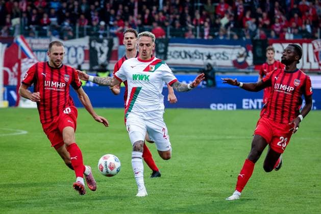 links nach rechts: Jonas Foehrenbach 19 (1FC Heidenheim 1846), Phillip Tietz 21 FC Augsburg) und Omar Traore 23 (1FC Heidenheim 1846) in Aktion, 1. FC Heidenheim 1846 vs. FC Augsburg, DFL, Bundesliga, Saison 2025 2026, Voith Arena, Hinrunde, 5. Spieltag, 27.09.2025 DFB regulations prohibit any use of photographs as image sequences and or quasi-video Heidenheim Baden-Wuerttemberg Deutschland