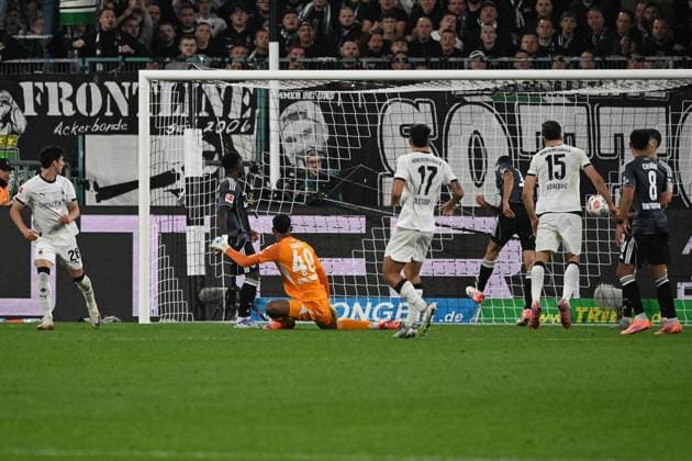 27.09.2025, xjhx, Fussball 1.Bundesliga, Borussia Moenchengladbach - Eintracht Frankfurt v.l. Kaua Santos (Eintracht Frankfurt) nach dem Tor zum 4:6 (DFL DFB REGULATIONS PROHIBIT ANY USE OF PHOTOGRAPHS as IMAGE SEQUENCES and or QUASI-VIDEO) Moenchengladbach