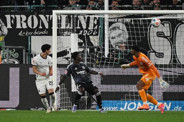 27.09.2025, xjhx, Fussball 1.Bundesliga, Borussia Moenchengladbach - Eintracht Frankfurt v.l. Lukas Ullrich (Borussia Mönchengladbach) Torschuetze, erzielt das Tor, Treffer, scores the goal 4:6 Kaua Santos (Eintracht Frankfurt) (DFL DFB REGULATIONS PROHIBIT ANY USE OF PHOTOGRAPHS as IMAGE SEQUENCES and or QUASI-VIDEO) Moenchengladbach