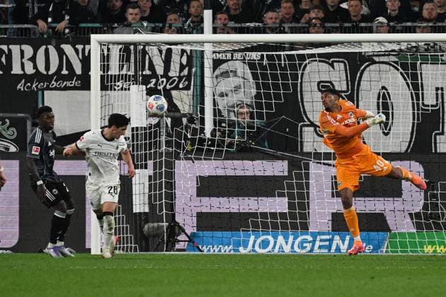 27.09.2025, xjhx, Fussball 1.Bundesliga, Borussia Moenchengladbach - Eintracht Frankfurt v.l. Lukas Ullrich (Borussia Mönchengladbach) Torschuetze, erzielt das Tor, Treffer, scores the goal 4:6 Kaua Santos (Eintracht Frankfurt) (DFL DFB REGULATIONS PROHIBIT ANY USE OF PHOTOGRAPHS as IMAGE SEQUENCES and or QUASI-VIDEO) Moenchengladbach