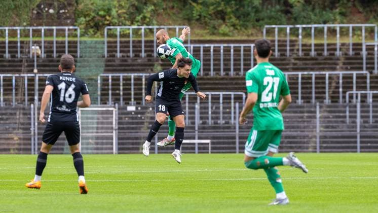 27.09.2025, Fussball, Herren, Regionalliga Südwest, Saison 2025 2026, FC 08 Homburg - SG Sonnenhof Großaspach, Niklas Pollex (SG Sonnenhof Großaspach) Steffen Nkansah (FC 08 Homburg) Homburg Waldstadion Saarland Deutschland (DE) Copyright: xJürgenxSchumacherx