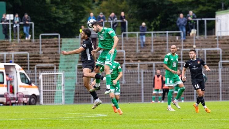 27.09.2025, Fussball, Herren, Regionalliga Südwest, Saison 2025 2026, FC 08 Homburg - SG Sonnenhof Großaspach, Michael Kleinschrodt (SG Sonnenhof Großaspach) Miguel Fernandes Goncalves (FC 08 Homburg) Homburg Waldstadion Saarland Deutschland (DE) Copyright: xJürgenxSchumacherx