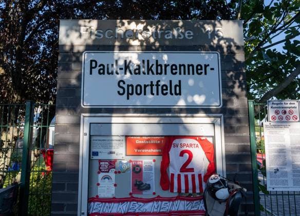 Fußball, Herren, Saison 2025 2026, NOFV Oberliga Nord, SV Sparta Lichtenberg, Feier zur Namensgebung, Sportanlage Fischerstraße wird zum Paul-Kalkbrenner-Sportfeld, Schild am Eingangsbereich, 27.09. 2025, Copyright: xMatthiasxKochx