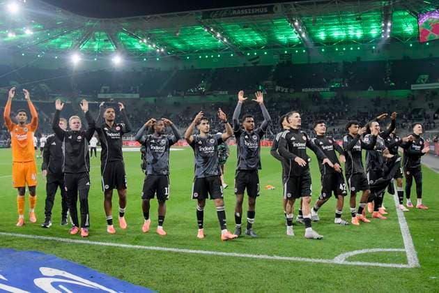 Schlussjubel Schlußjubel Emotion Freude der Mannschaft von Frankfurt 27.09.2025 Fussball Borussia Moenchengladbach vs Eintracht Frankfurt, Borussia-Park, Moenchengladbach, DFB DFL REGULATIONS PROHIBIT ANY USE OF PHOTOGRAPHS AS IMAGE SEQUENCES AND OR QUASI-VIDEO