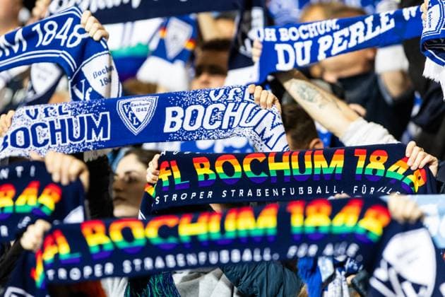 2. Fußball Bundesliga: VfL Bochum - Fortuna Düsseldorf; Vonovia-Ruhrstadion, Bochum; 27.09.2025 Schale von VfL Bochum, Regenbogen Farben, LGBTQ 2. Fußball Bundesliga: VfL Bochum - Fortuna Düsseldorf; Vonovia-Ruhrstadion, Bochum; 27.09.2025 DFL regulations prohibit any use of photographs as image sequences and or quasi video.