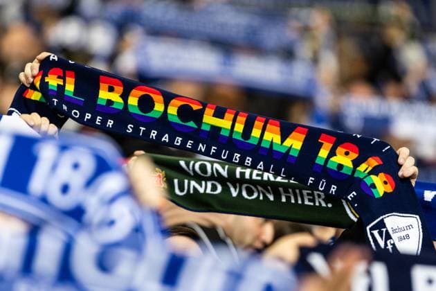 2. Fußball Bundesliga: VfL Bochum - Fortuna Düsseldorf; Vonovia-Ruhrstadion, Bochum; 27.09.2025 Schale von VfL Bochum, Regenbogen Farben, LGBTQ 2. Fußball Bundesliga: VfL Bochum - Fortuna Düsseldorf; Vonovia-Ruhrstadion, Bochum; 27.09.2025 DFL regulations prohibit any use of photographs as image sequences and or quasi video.