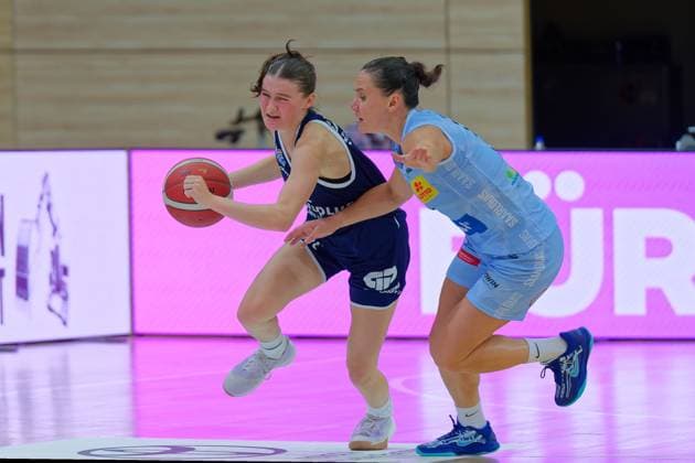 Nicole Brochlitz (Lions, 6), Magaly Meynadier (Saarluis, 5), Syntainics MBC vs. Saarlouis Royals, Basketball, Damen, Bundesliga, Saison 2025 2026, 1. Spieltag, 27.09.2025. Halle SWH Arena Sachsen-Anhalt Deutschland