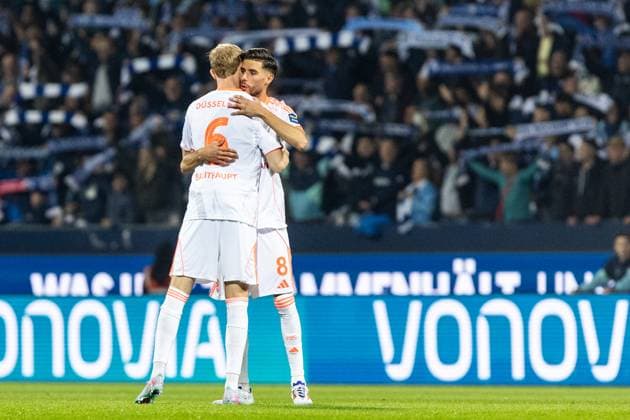 2. Fußball Bundesliga: VfL Bochum - Fortuna Düsseldorf; Vonovia-Ruhrstadion, Bochum; 27.09.2025 Tim Breihaupt (Fortuna Düsseldorf, 6), Anouar El Azzouzi (Fortuna Düsseldorf, 8) 2. Fußball Bundesliga: VfL Bochum - Fortuna Düsseldorf; Vonovia-Ruhrstadion, Bochum; 27.09.2025 DFL regulations prohibit any use of photographs as image sequences and or quasi video.