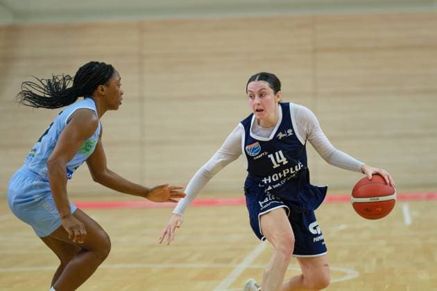 Martha Burse (Saarluis, 25), Katelyn Shumate (Lions, 14), Syntainics MBC vs. Saarlouis Royals, Basketball, Damen, Bundesliga, Saison 2025 2026, 1. Spieltag, 27.09.2025. Halle SWH Arena Sachsen-Anhalt Deutschland