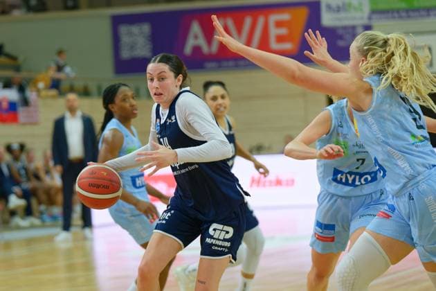 Katelyn Shumate (Lions, 14), Emma Eichmeyer (Saarluis, 9), Syntainics MBC vs. Saarlouis Royals, Basketball, Damen, Bundesliga, Saison 2025 2026, 1. Spieltag, 27.09.2025. Halle SWH Arena Sachsen-Anhalt Deutschland